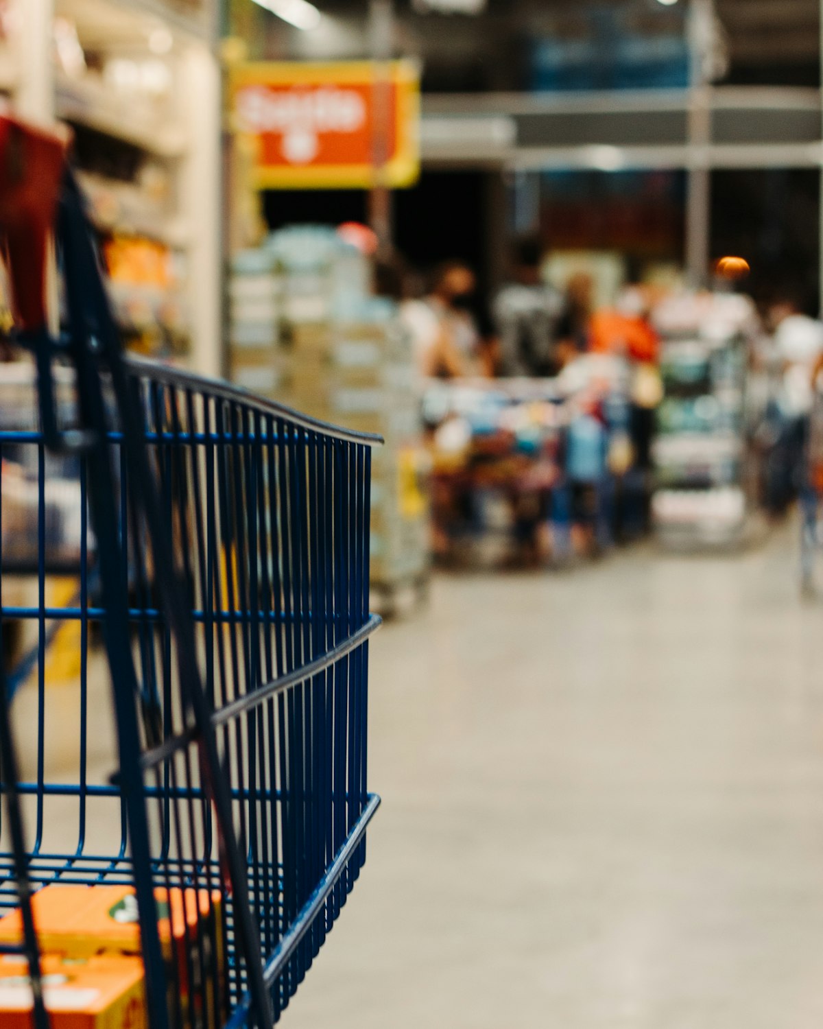 Einkaufswagen in einem Großhandelsmarkt als Symbol für Wareneinkauf und Bestellprozesse in Großküchen