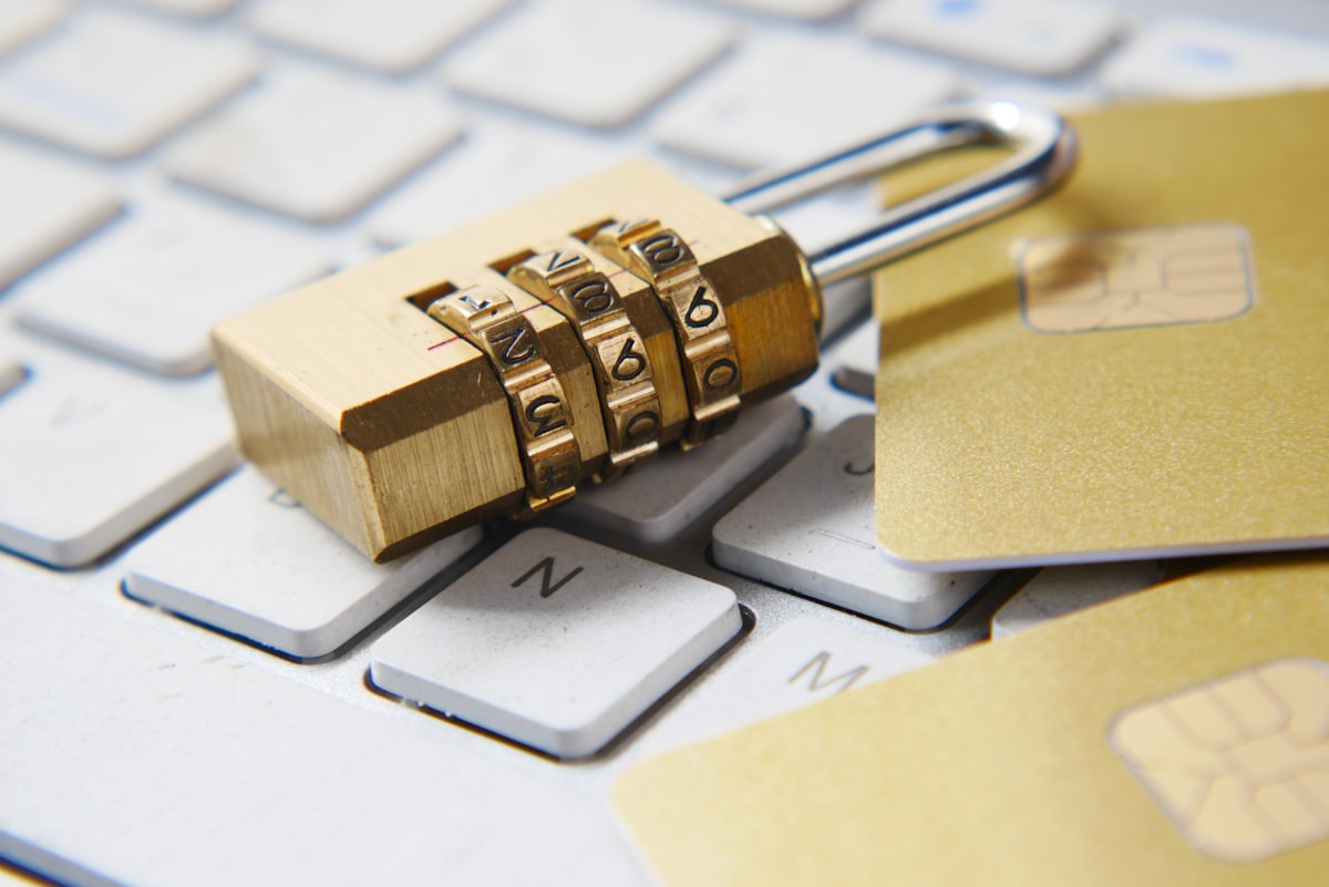 Zahlenschloss und Bankkarten liegen auf einer Computertastatur als Symbol für Datenschutz und DSGVO-Konformität bei KI-Gästeprognosen in Großküchen