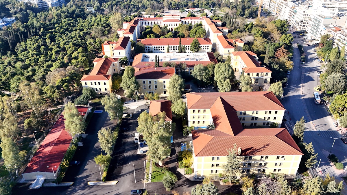 Luftaufnahme eines Campus mit mehreren Gebäuden als Symbol für die zentrale Steuerung mehrerer Mensa- und Cafeteria-Standorte eines Studierendenwerks