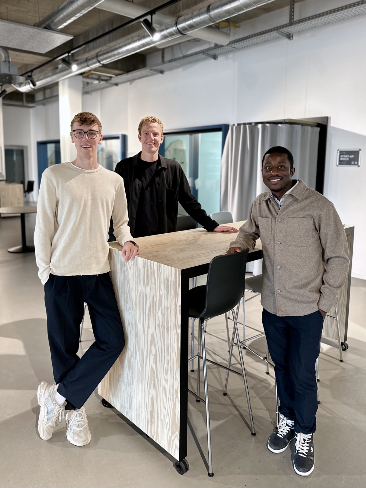 Nico, Mattis und Joel stehen gemeinsam in einer Küche